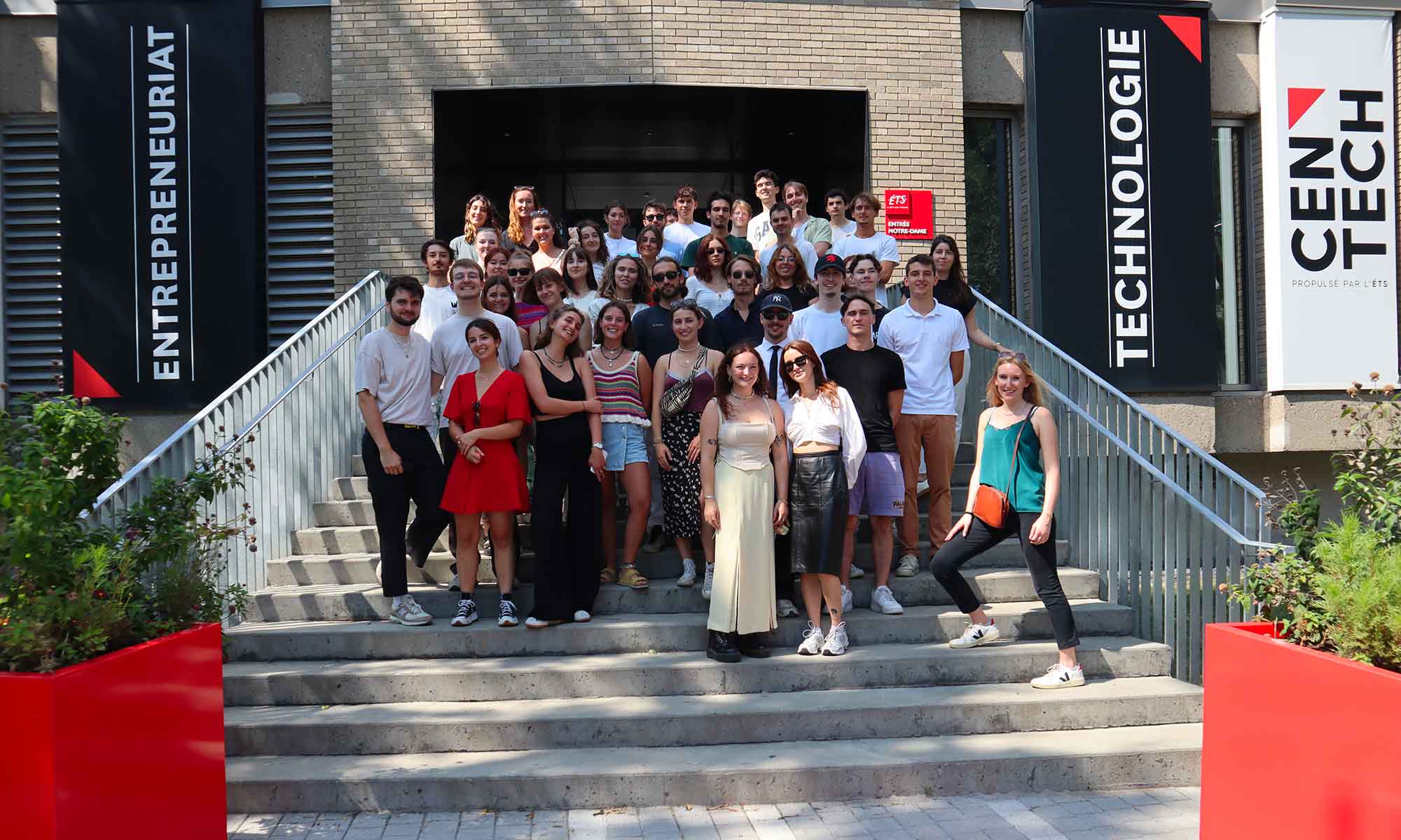 Étudiants du Studio Montréal devant le CenTech à la rentrée 2023
