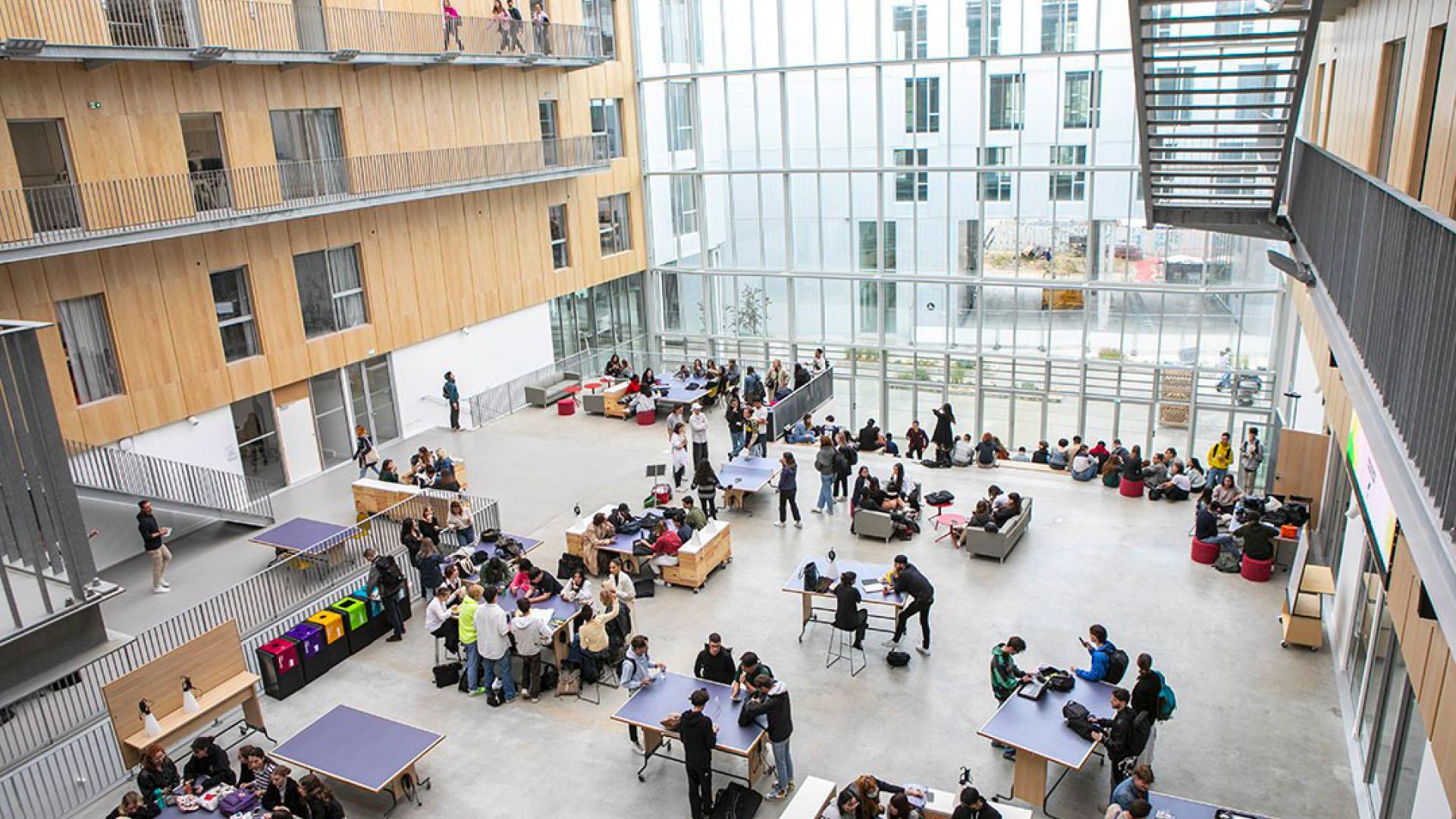 A building open to the city thanks to its translucent facades