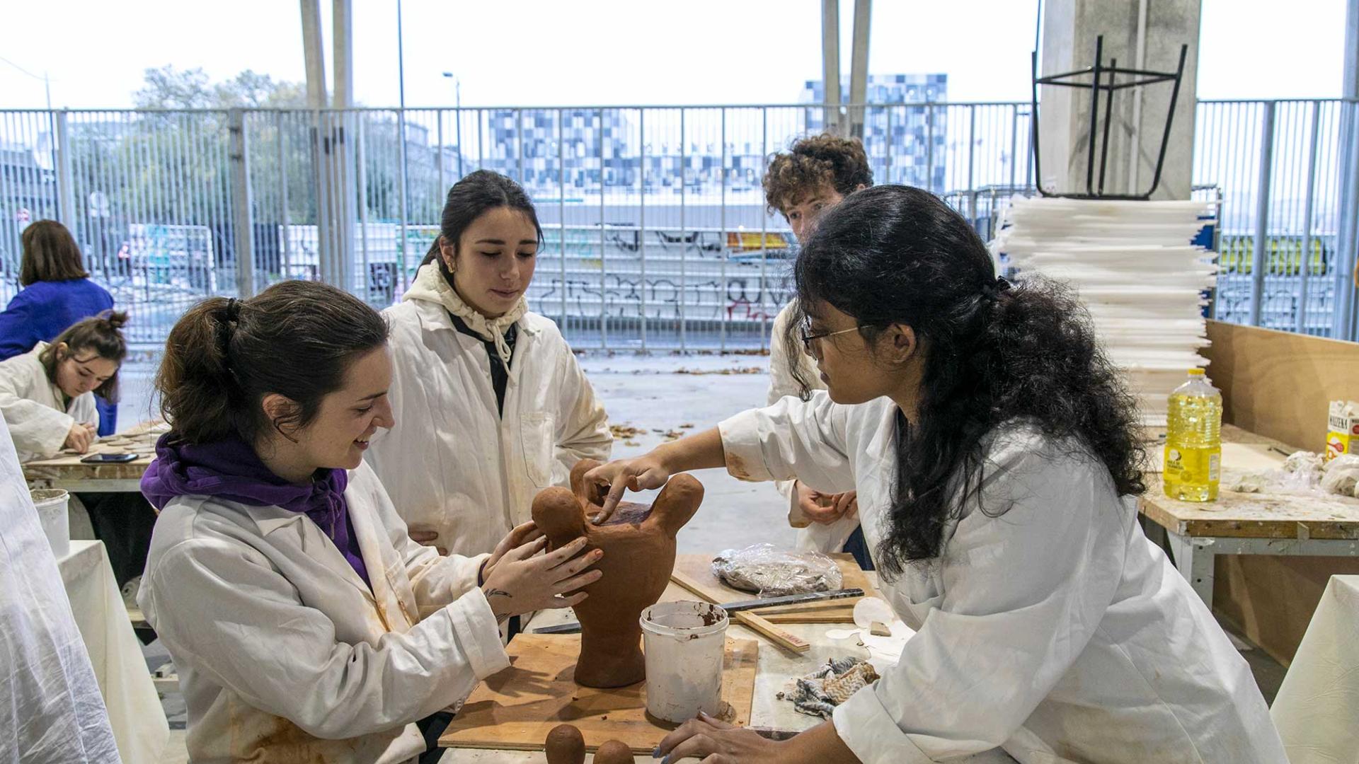 ecole ambiance atelier ceramique halle de fabrication 2