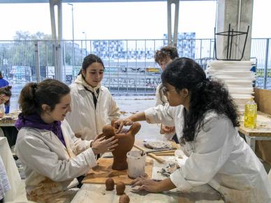 ecole ambiance atelier ceramique halle de fabrication 2