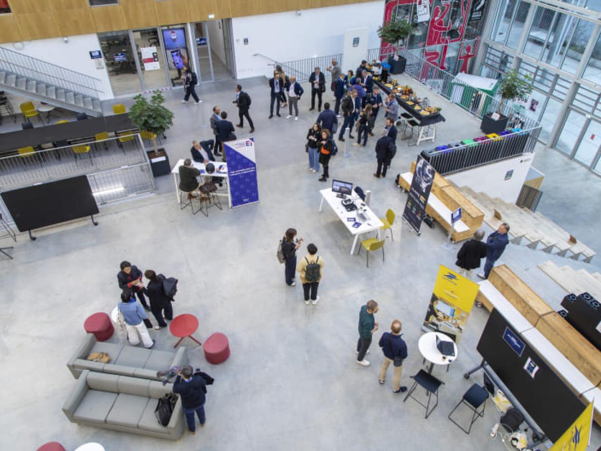 Photo de l'intérieur de l'École de design Nantes Atlantique durant un événement avec plusieurs personnes