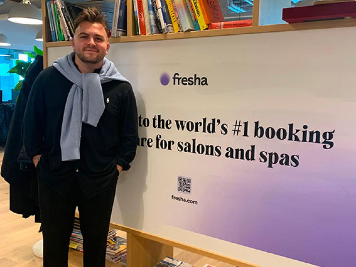 une photo Lewis Dingley devant une affiche fresha