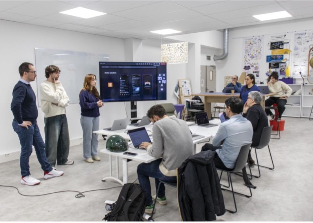 cette étude a mobilisé 15 étudiants en Master Digital Design issus des filières en design produit, UX/UI et graphisme, accompagnés d’experts